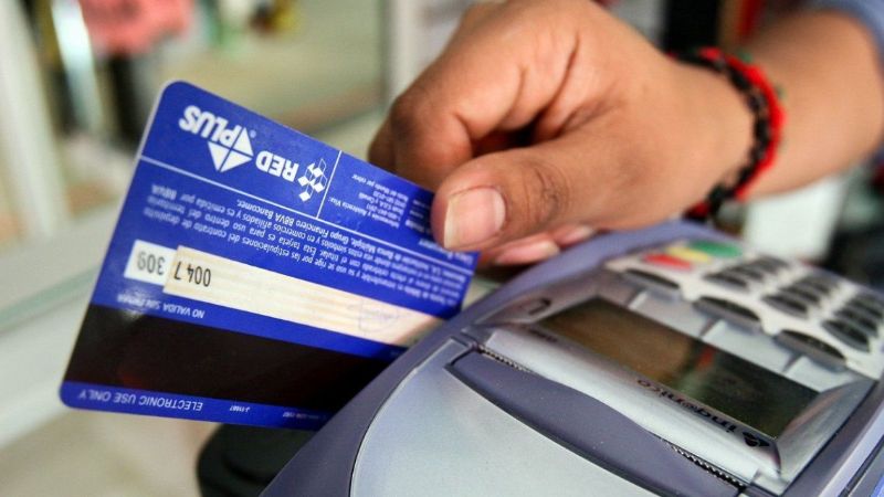 Extienden el reintegro del 15% en compras con tarjeta de débito