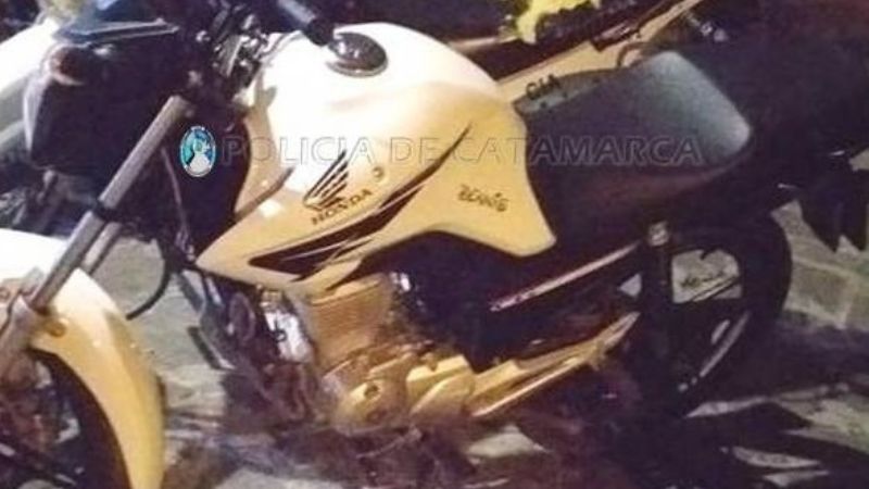 Aprehenden a dos jóvenes, secuestran tres celulares y una moto