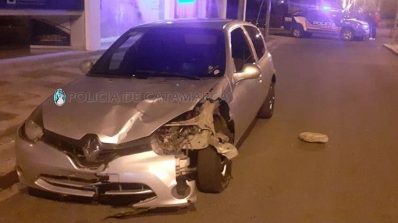 Se estrelló contra un poste de alumbrado público