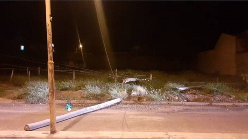 Se estrelló contra un poste de alumbrado público