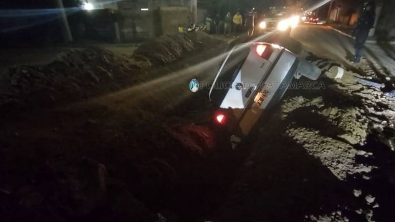 Auto cayó a una zanja