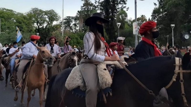 Colorida y alegre caravana homenajeó a la Virgen