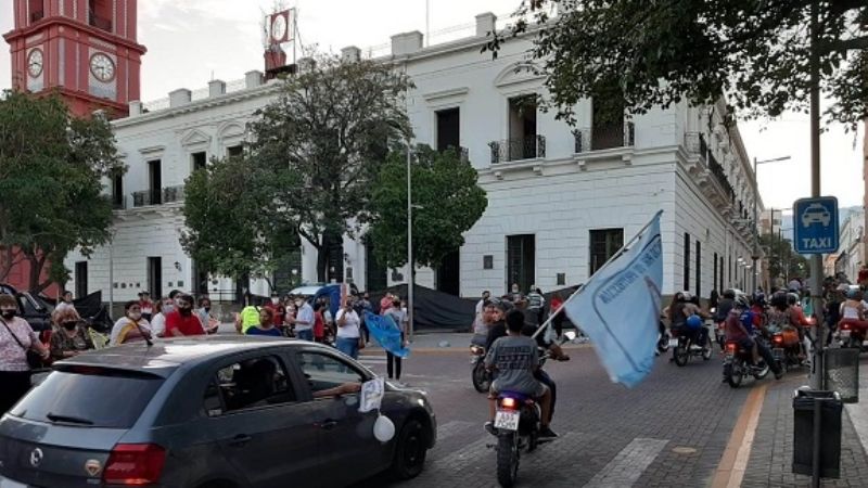 Colorida y alegre caravana homenajeó a la Virgen