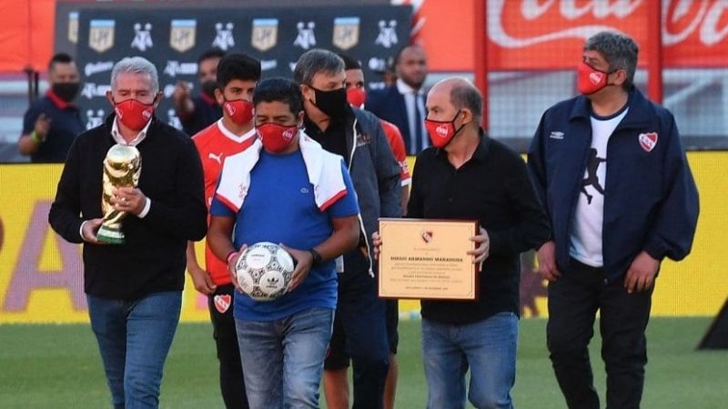 Emotivo homenaje del “Rojo” a Maradona