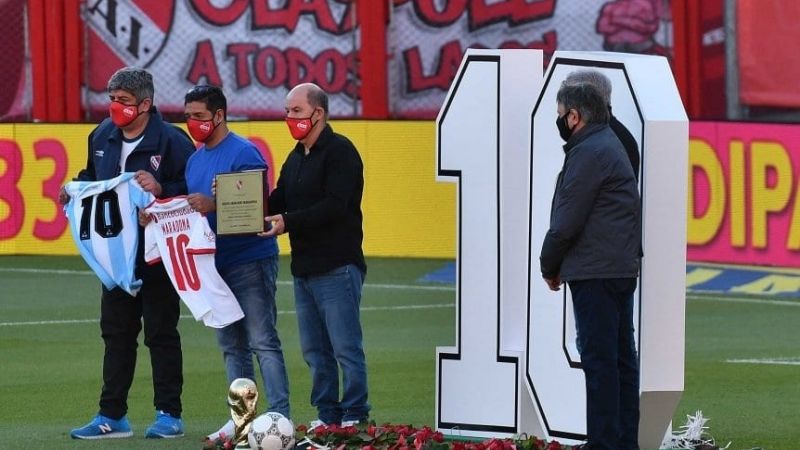 Emotivo homenaje del “Rojo” a Maradona