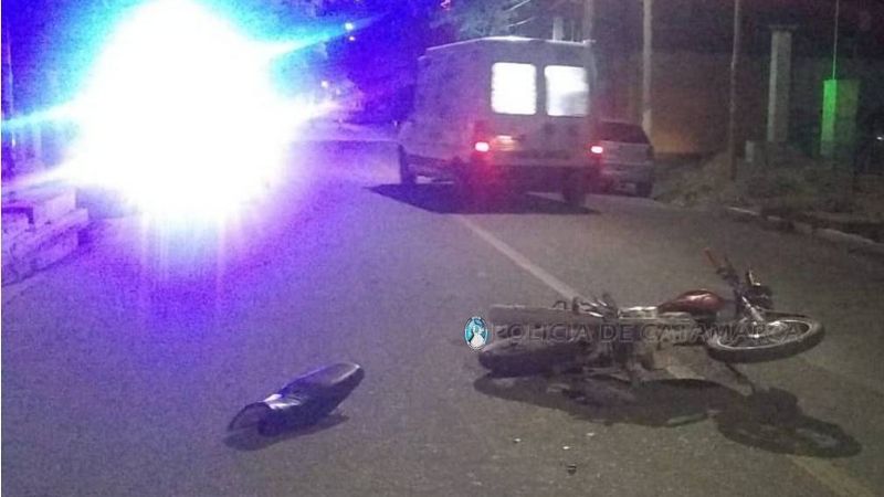 Motociclista perdió el control y cayó a la calzada