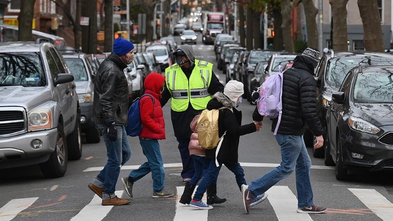A medida que llega el frío, EEUU se acerca a un promedio de 200.000 casos diarios