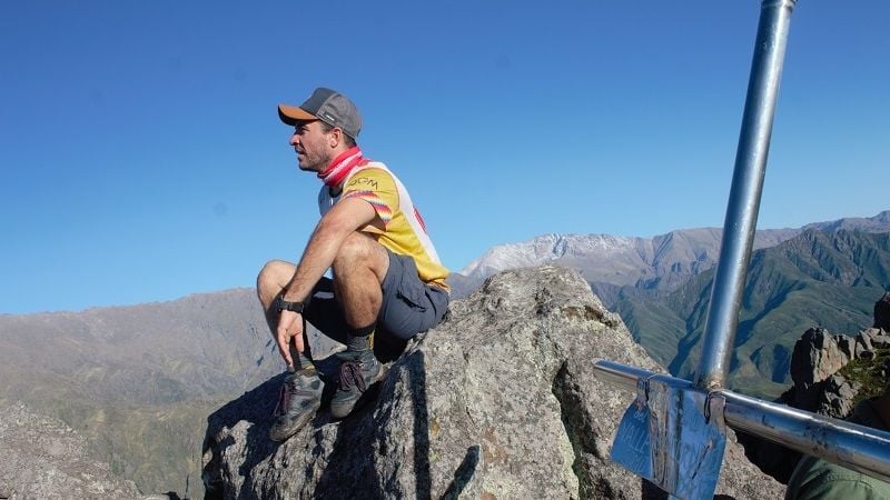 Cumbre en el “Crestón”, con el plus de una “corrida”