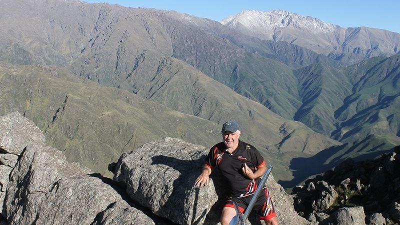 Cumbre en el “Crestón”, con el plus de una “corrida”