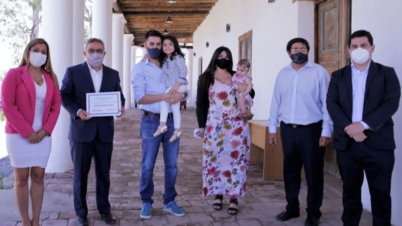 El Gobernador entregó el crédito hipotecario 50