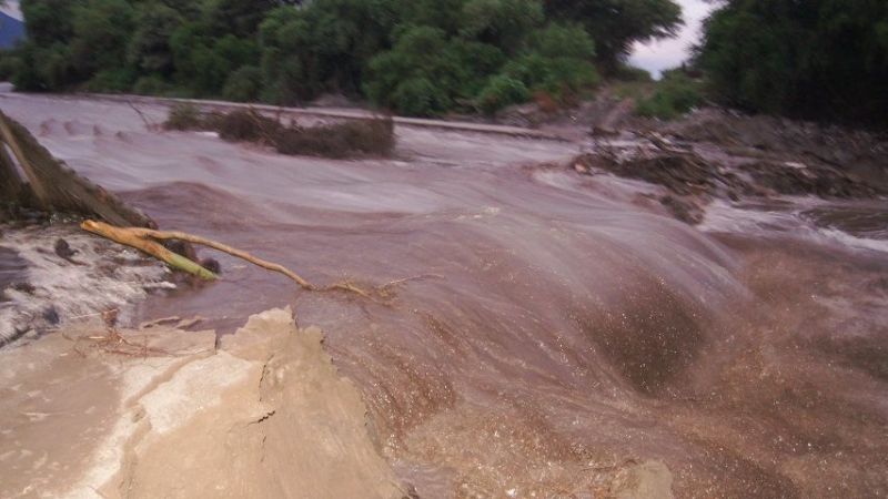La furia del agua se llevó un sifón del canal de riego