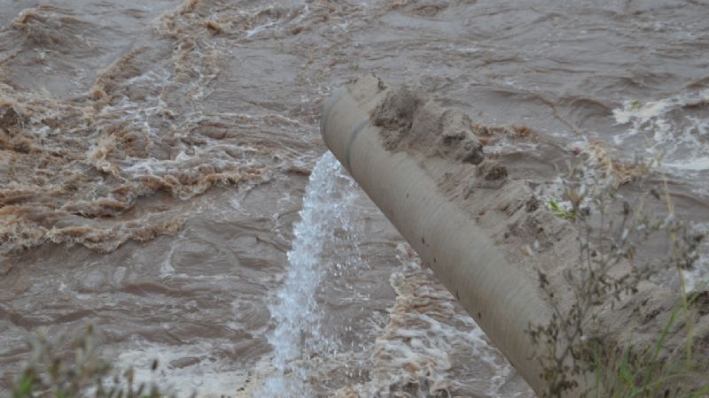 Crecida en el Río del Valle destruyó caño de impulsión