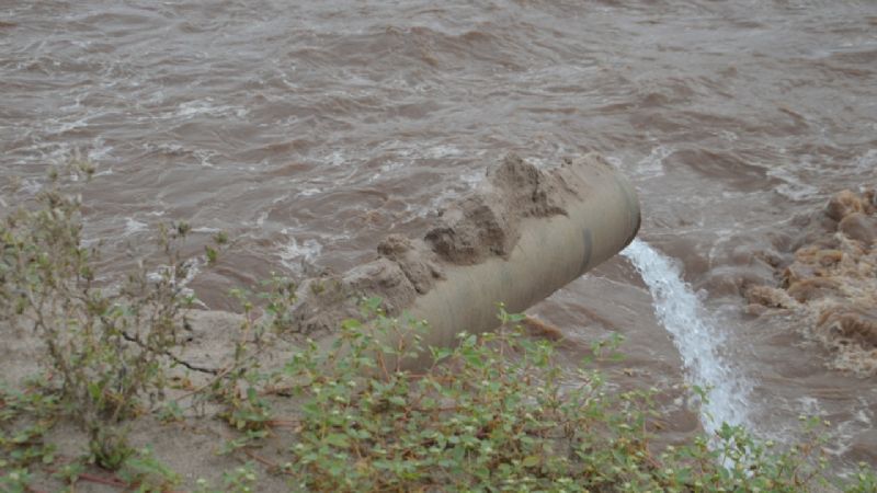 Crecida en el Río del Valle destruyó caño de impulsión