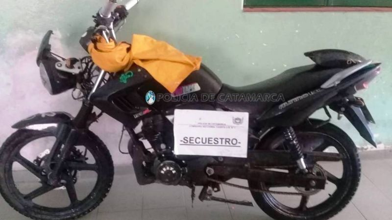 Policías encontraron una moto abandonada en la calle