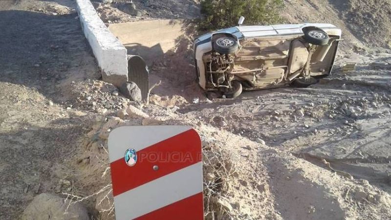 Resultaron golpeados tras volcar con su auto en Tinogasta