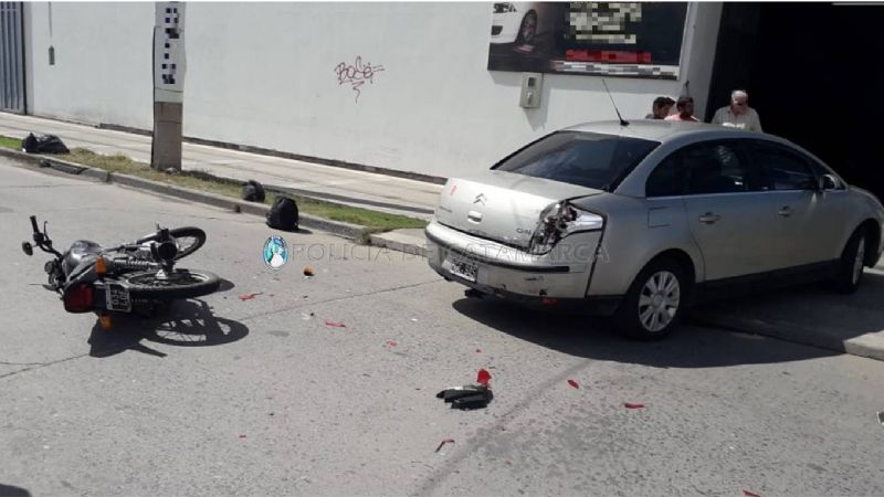 Motociclista se estrelló contra un auto