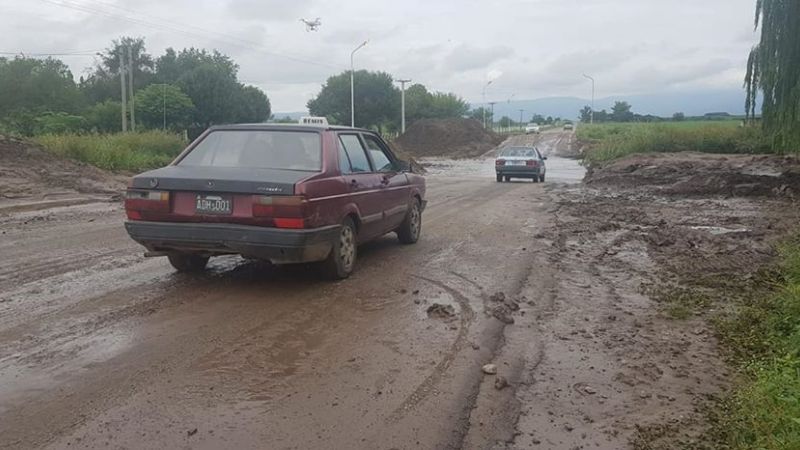 Trabajan para normalizar los caminos afectados por las lluvias en Los Altos