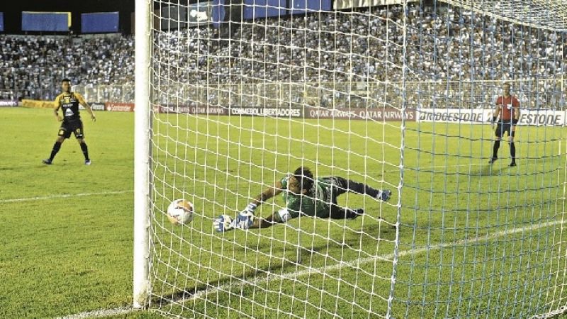 Por Lucchetti, Atlético sigue en la Libertadores
