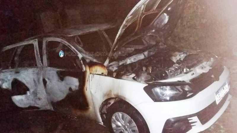 Un auto fue consumido por las llamas