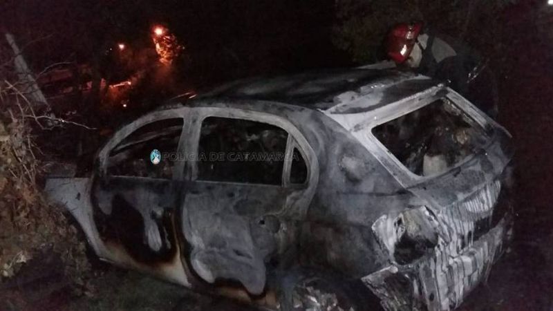 Un auto fue consumido por las llamas