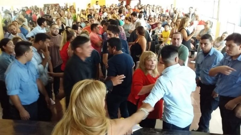 Caldeada y bochornosa asamblea del Seleg