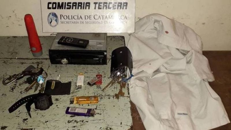 Sorprendido cuando robaba elementos del interior de un vehículo