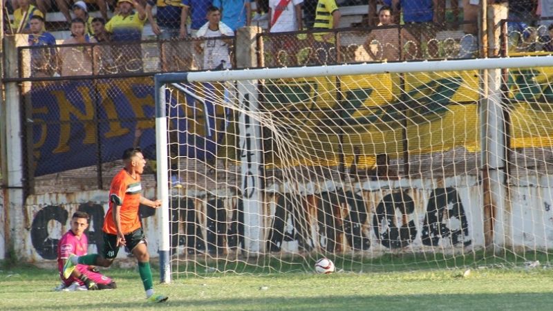 San Martín venció 2-1 a Policial, y lidera la Zona 4