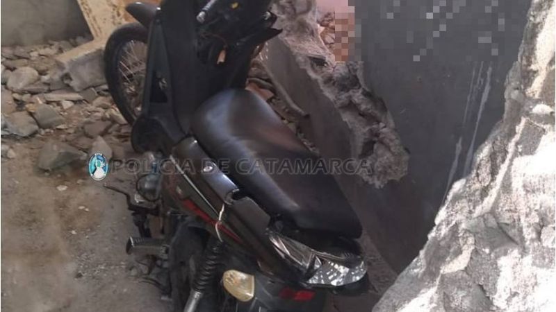 Sorprenden a dos sujetos en una casa abandonada con una moto robada
