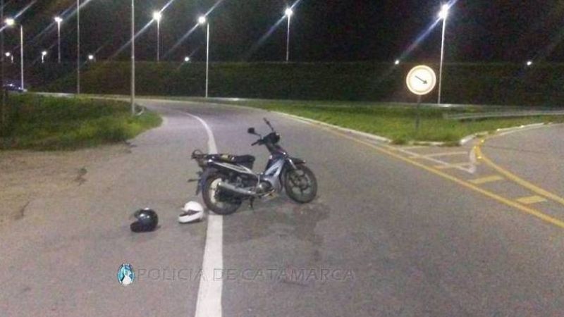 Motociclista perdió el control y cayó tras ser mordido por un perro