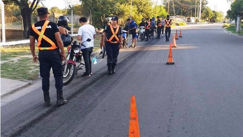 Retienen seis vehículos en un operativo