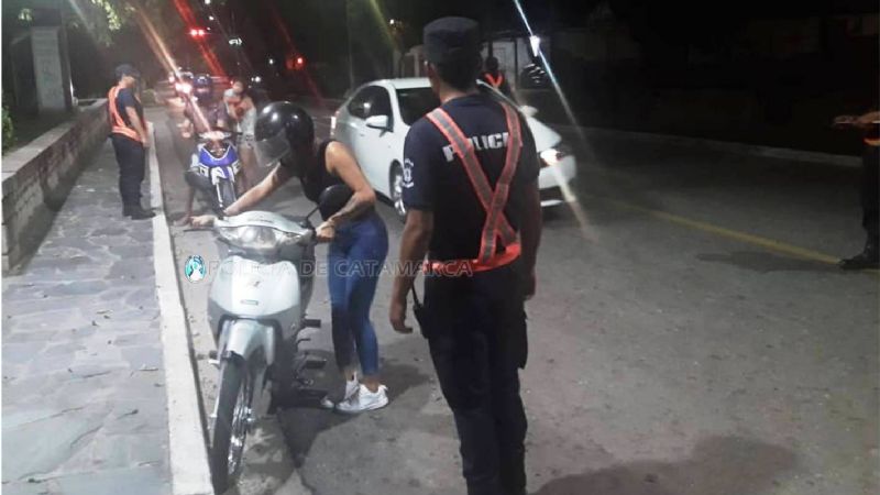 Retienen seis vehículos en un operativo