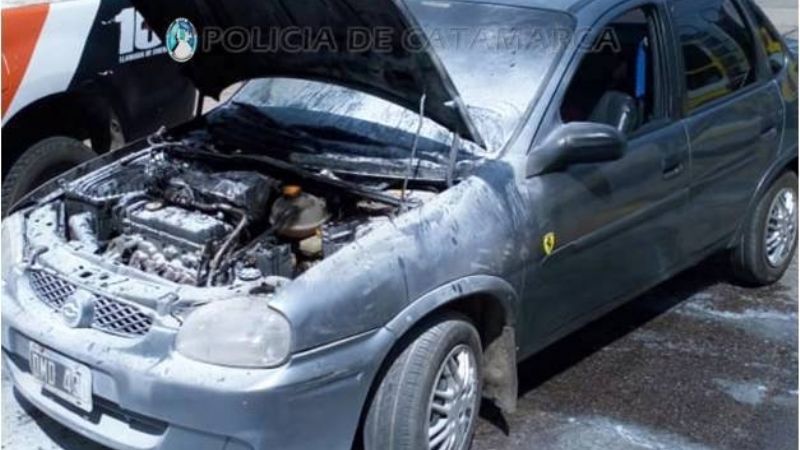 Se prendió fuego un auto en Andalgalá