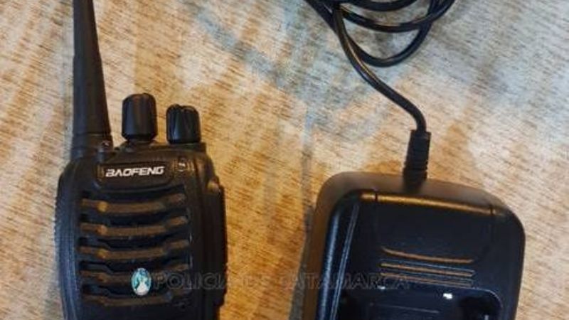 Arrestan a tres jóvenes con un dispositivo para desactivar alarmas de autos