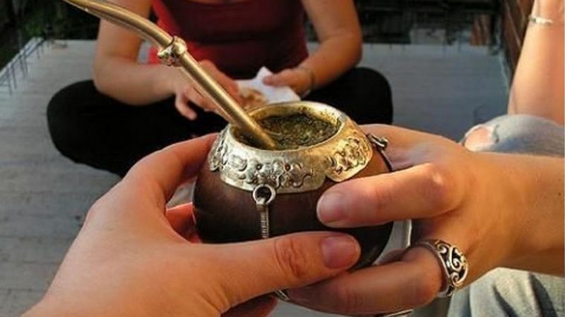 Recomiendan no compartir el mate y limpiar los botones de los inodoros