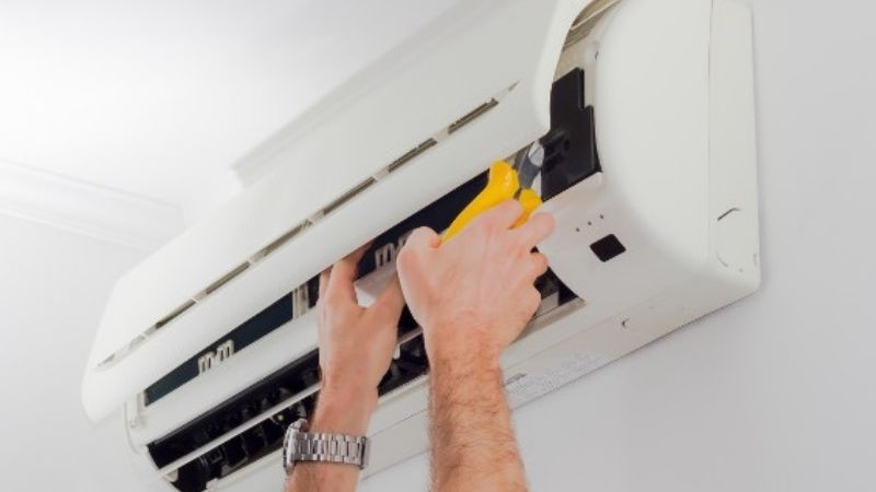 Le agarró la corriente