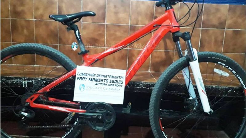 Entre cinco sujetos le sacaron la bicicleta a un adolescente