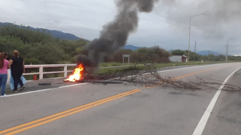 Piquete de vecinos en la ruta 38