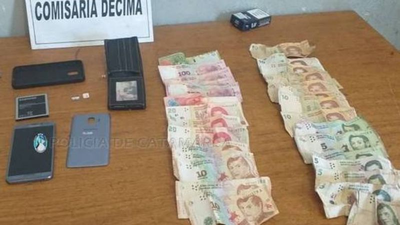 Detienen a un ladrón con dinero y un celular