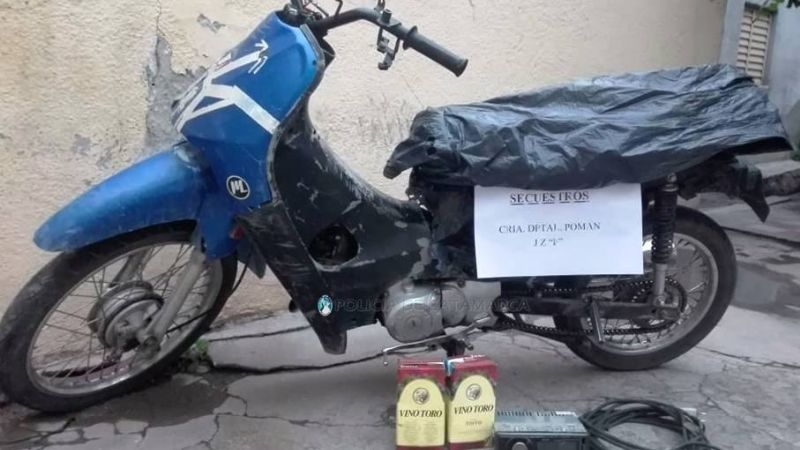 Sorprendieron a un hombre intentando robar nafta de una moto