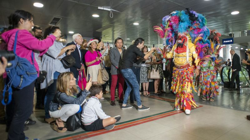 Los “Hombres Pájaro” de Mutquín llenaron de coplas y color el Congreso Nacional