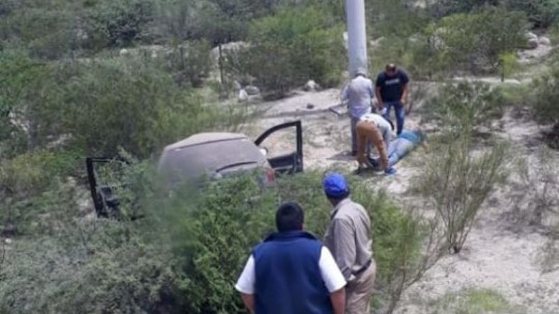 Auto se cruzó de carril, impactó contra un árbol y volcó