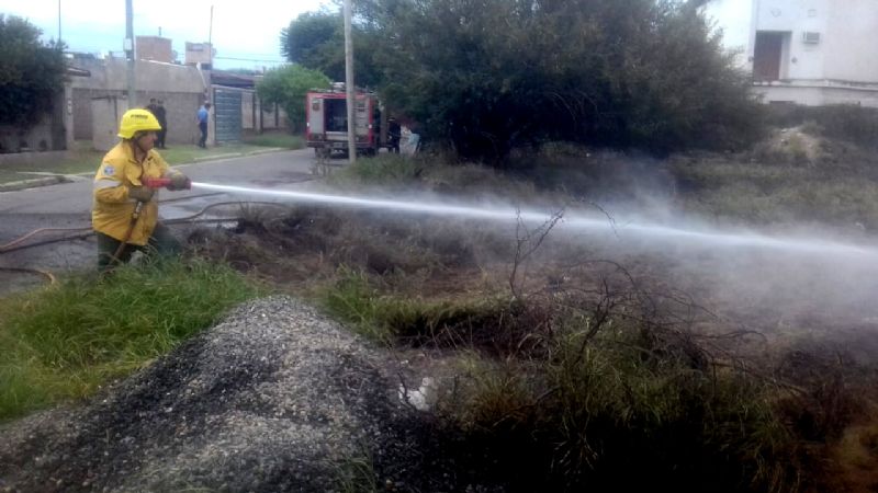 Provocaron un incendio al quemar pasto y basura en un baldío
