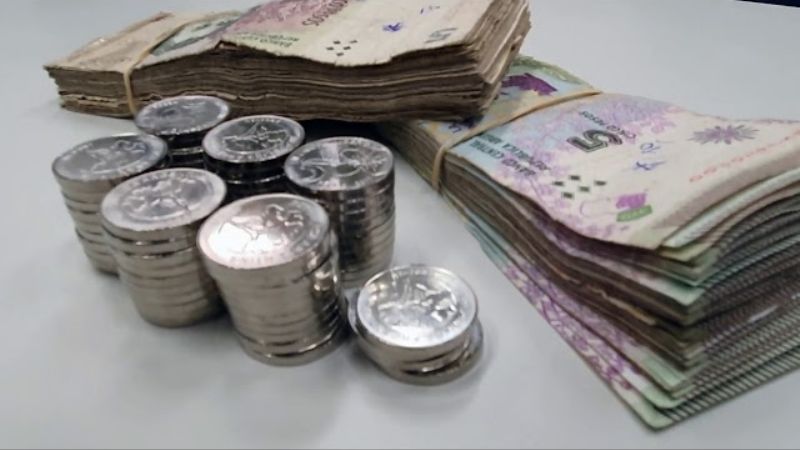 Mientras los billetes se despiden, las monedas no aparecen