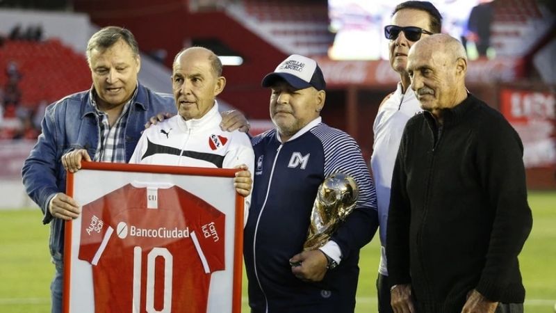 Espectacular homenaje de Independiente a Maradona