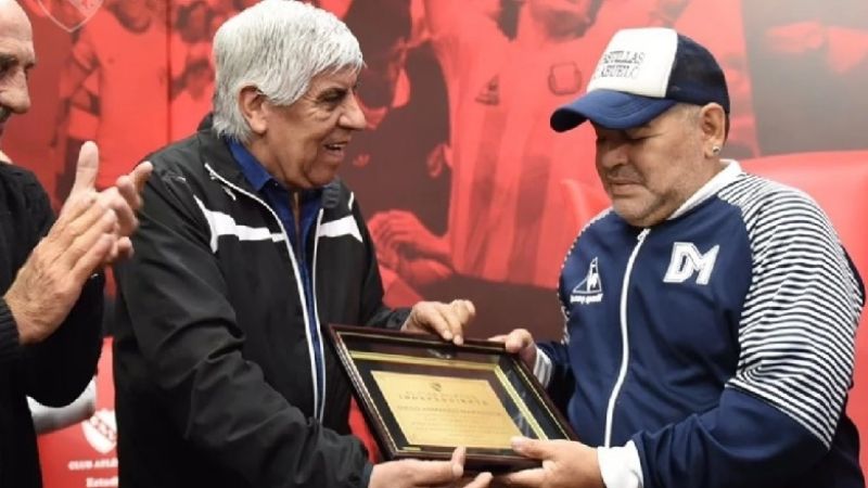 Espectacular homenaje de Independiente a Maradona