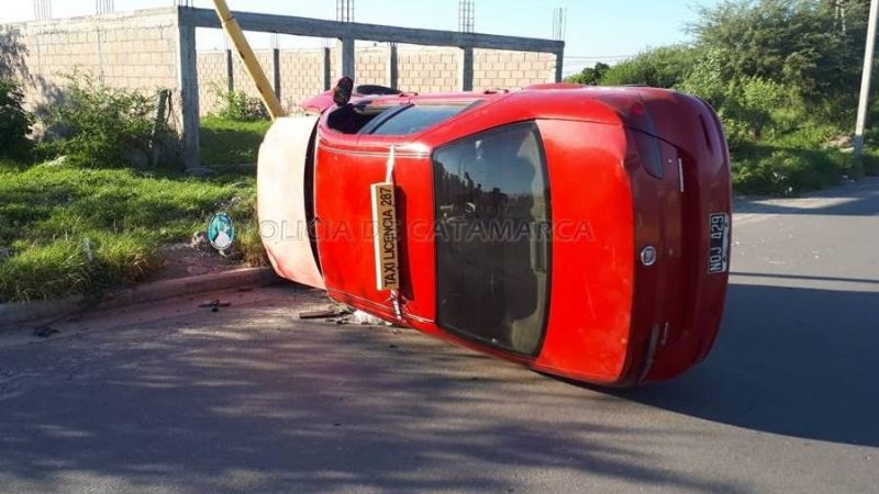 Perdió el control, chocó contra un poste y volcó