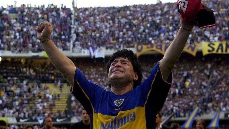 La Bombonera tomó partido y cantó por Maradona