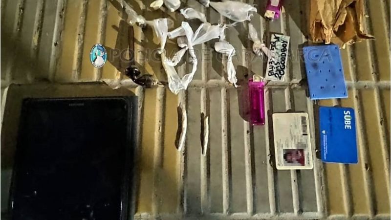 Asustados por policías, arrojaron droga en el jardín de un comercio