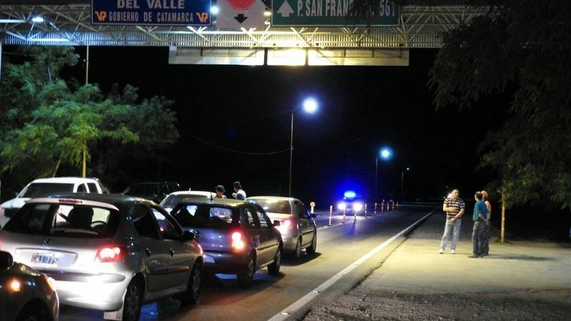 Detienen a dos santiagueños con dinero, cheques y arma