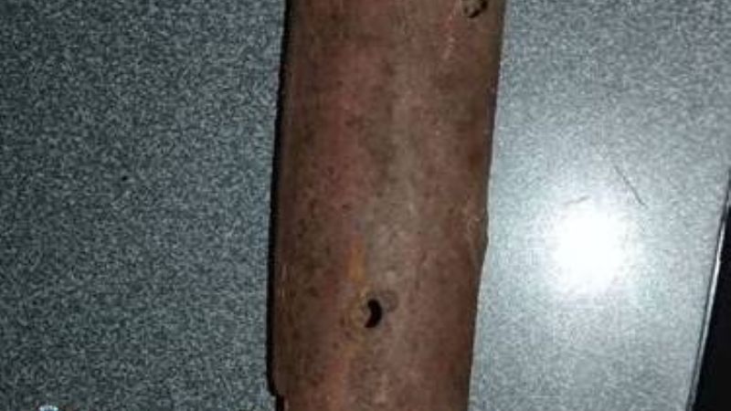 Amenazó con un fierro a una joven para robarle en su comercio